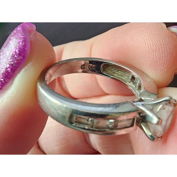 Elegant Sterling Silver Ring with Cubic Zirconia Gemstones - Size US 6 - Picture 4 of 8